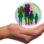 청년이 재정 계획을 세우는 모습